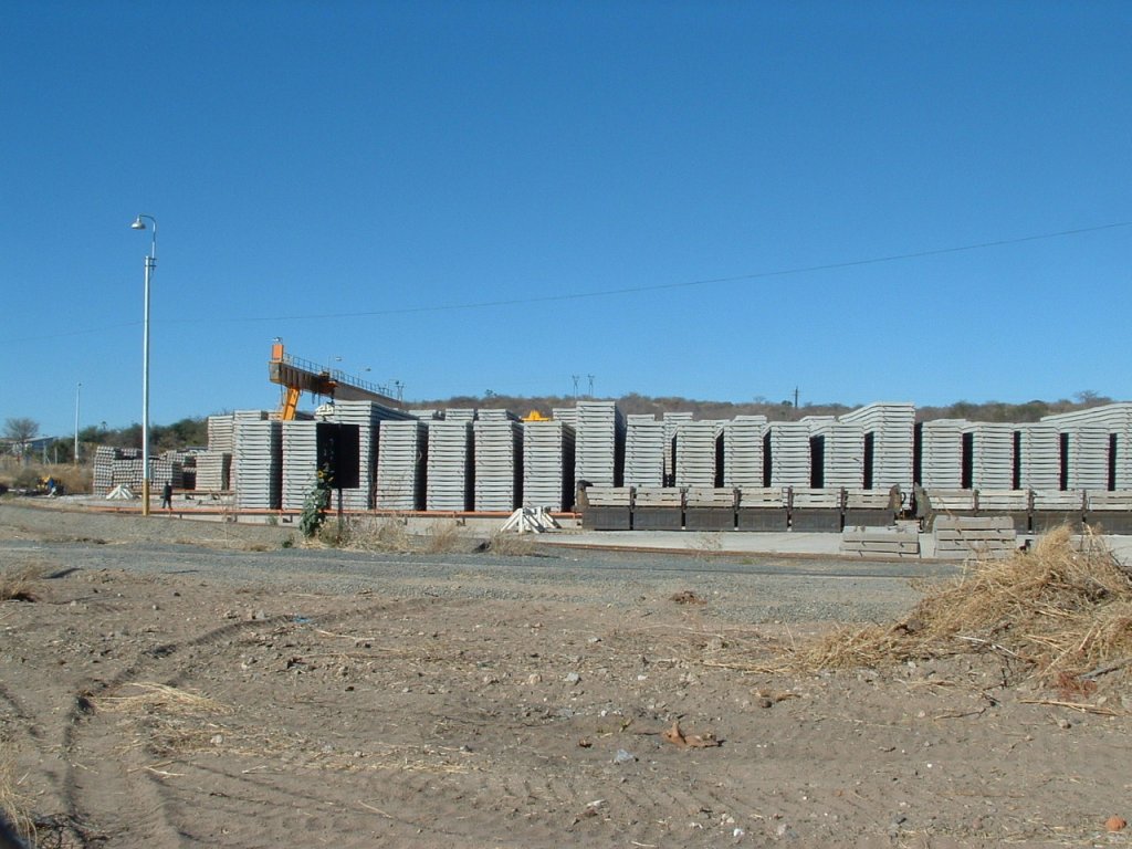 Waehrend des Baus der Nordstrecke, tuermten sich in Tsumeb die vom temporaeren Werk in Ausneck oder vom fernen Suedafrika hergebrachten Betonschwellen. 01.01.2004
An dieser Stelle soll demnaechst - geplant ist 2011 - ein Schwellenwerk entstehen (2011).