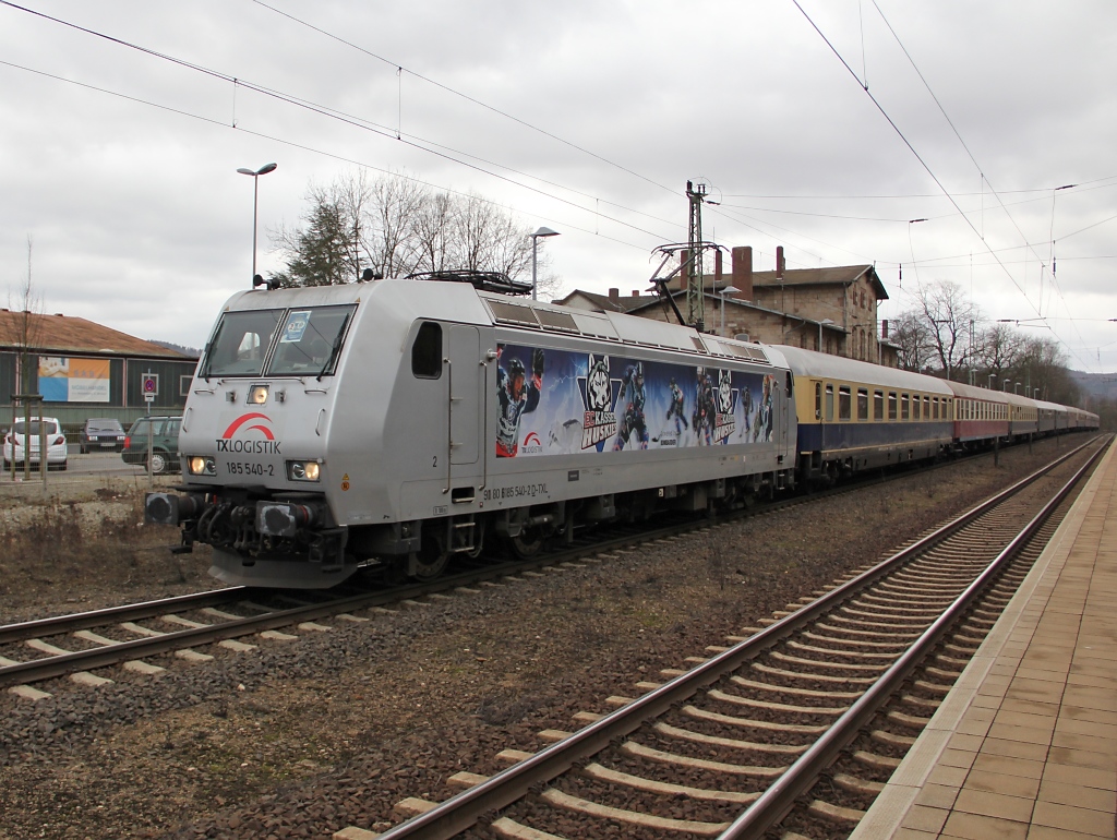 Whrend des recht langen Haltes in Witzenhausen, wo neue Huskies-Fans zustiegen, wurde der Fhrerstand der 185 540-2 noch mit diversen Fan-Artikeln dekoriert. Die Euphorie der Fans im Zug war an diesem ruhigen Sonntag-Morgen weithin hrbar ;) Aufgenommen am 11.03.2012.