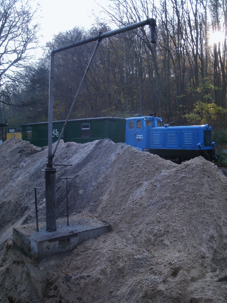 Whrend des Umbaues in Ghren liegt der dortige Wasserkran am Lokschuppen frei.Wasser erhalten die Loks whrend des Umbaus nicht von dem Wasserkran.Aufnahme vom 12.November 2011.