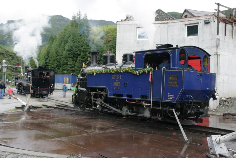 Whrend DFB Nr.4 am Wasserkran steht, wird DFB Nr.1 zur Bekohlung gefahren; 14.08.2010