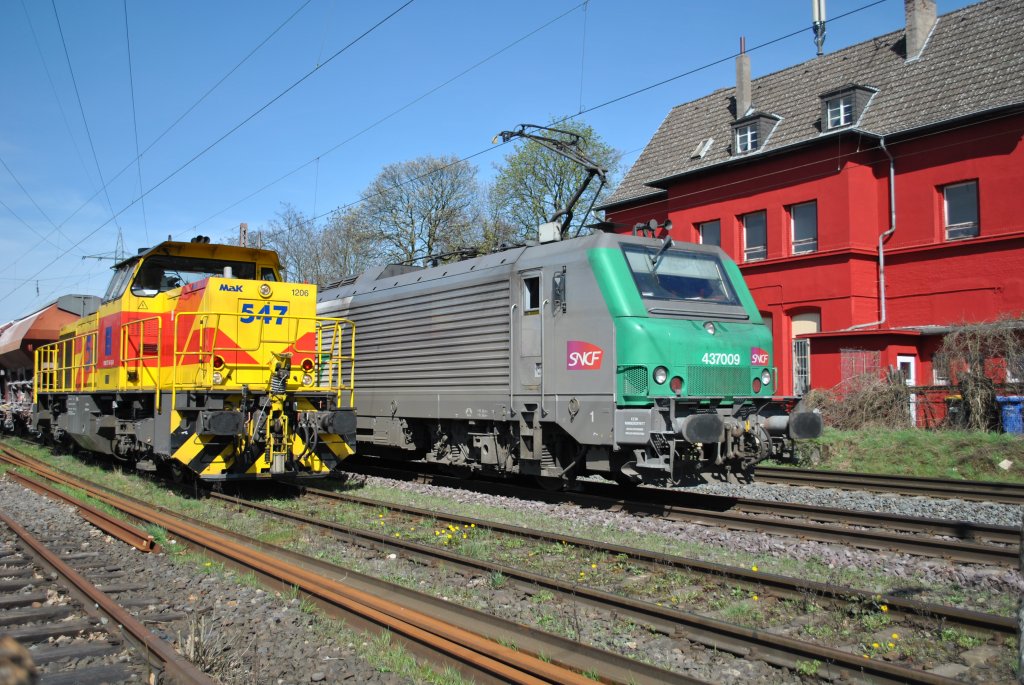 Whrend E&H 547 auf die Weiterfahrt wartet, berholt die franzsische 437009 den Kalkzug. (Ratingen-Lintorf; 2. April 2011)