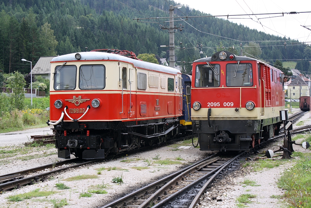 Whrend die ehemalige BB, nunmehrige NVOG 2095 009 am 25.August 2012 im Bf. Mariazell vom R6809 auf R6808  Gemeindealpe  strtzt, wartet die 1099 002 mit dem Wagensatz des REX6814  Dirndltaler  auf ihren Einsatz.