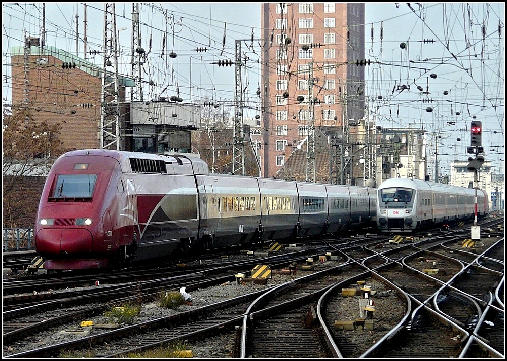 Whrend ein IC am 20.11.2010 immer noch am Signal wartete, fuhr der PBKA Thalys 4305 zuerst in den Hauptbahnhof von Kln ein. (Hans)