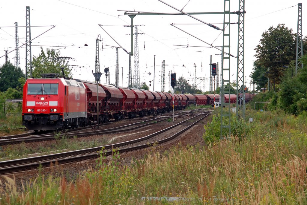 Whrend eines kurzen Aufenthalts in Halle zog 185 263 einen Schwenkdachwagenzug vorbei am Hbf in den Rbf. Fotografiert am 05.08.10.