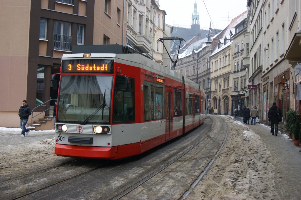 Whrend eines kurzzeitigem Fahrstromausfalles im Bereich Marktplatz und Franckeplatz, staute sich der Straenbahnverkehr zu einigen hundert Metern. MGT6D Triebwagen 501, steckte am 22.12.2010, mitten in diesem Chaos.