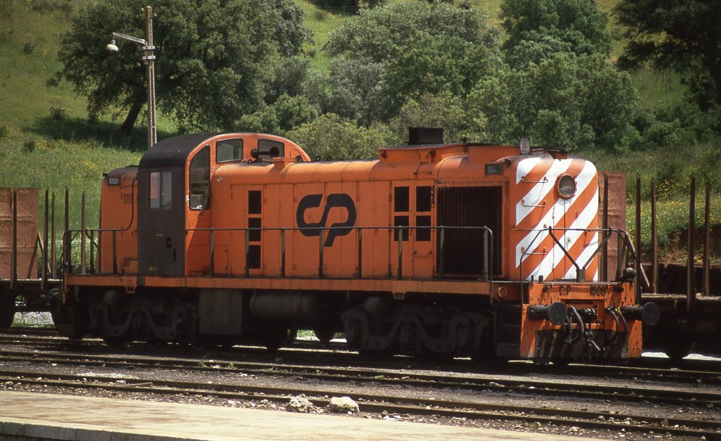W�hrend eines Urlaubs im April 2003 in Portugal besuchte ich bei einer Rundfahrt mit dem Mietauto durch das Monchique-Gebirge auch den damals noch nicht elektrifizierten Bahnhof Funcheira. Dort stand die Diesellok 1509 mit einem kurzen G�terzug. Au�er dem Bahnhof gibt es Funcheira eigentlich nichts; �berhaupt nichts, um genau zu sein. 