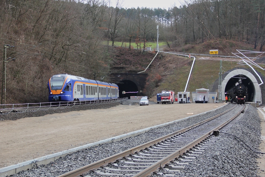Whrend der Erffnungsfeier der neuen Tunnelrhre wurde der gesamte restliche Zugverkehr zwischen Eichenberg und Bad Sooden-Allendorf eingleisig durch die alte Tunnelrhre abgewickelt. Gerade schaut ein 427 Cantus-Flirt mit Fahrtziel Gttingen vorbei. Aufgenommen am 17.12.2012.