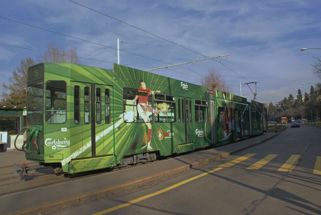 Whrend der Euro 08 war der Be 4/6 S mit der Betriebsnummer 666 als Wernewagen fr Carlsberg Biere unterwegs. Das Bild wurde am 29.01.2008 auf dem Bruderholz gemacht.