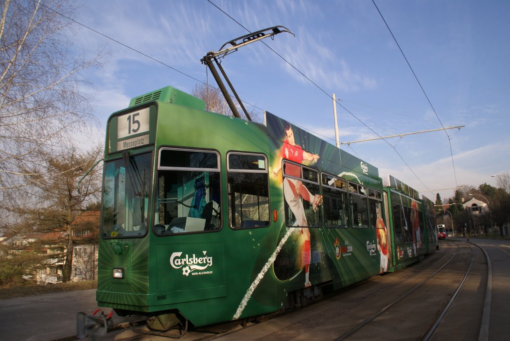 Whrend der Euro 08 war der Be 4/6 S mit der Betriebsnummer 666 als Wernewagen fr Carlsberg Biere unterwegs. Das Bild wurde am 29.01.2008 auf dem Bruderholz gemacht.