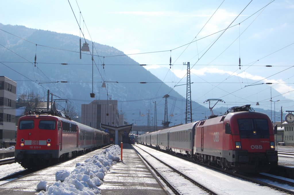Whrend die Ex-Trierer 110 320-9 noch auf die Ausfahrterlaubnis wartet hat 1116 076-9 diese bereits erhalten und zieht den OEC 743 aus dem  Kufsteiner Bahnhof gen Salzburg um dann weiter nach Wien zu fahren. 8.2.2010