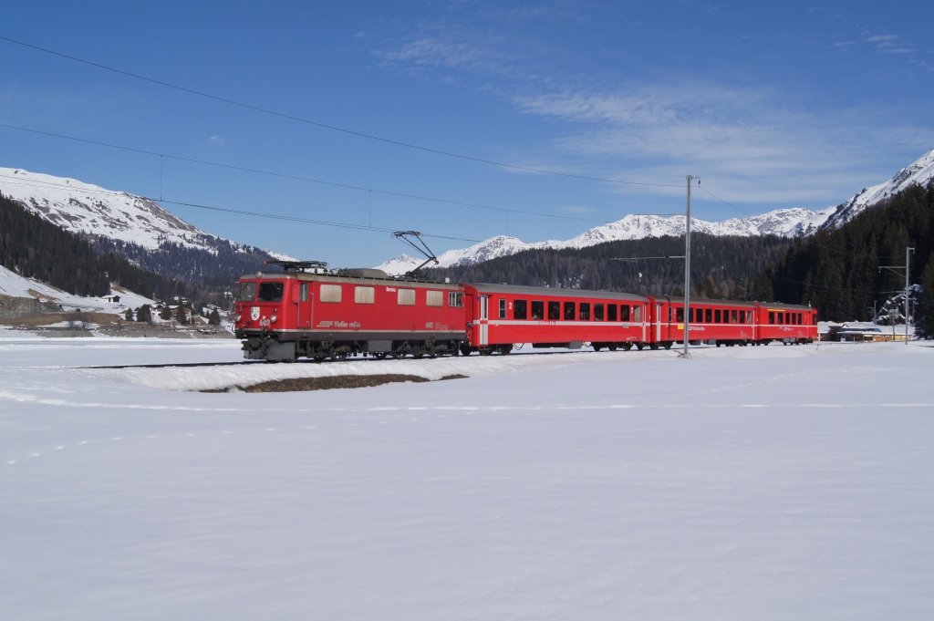 Whrend im Flachland von Schnee keine Spur zu sehen war, lag in Davos noch eine ziemliche Schicht von der weissen Pracht. gut so, denn ein Schneesportzug ohne Schnee, das gibt es ja eigentlich gar nicht. Auf dem Bild nhert sich die Ge 4/4 II 602 mit dem Schneesportzug 827 am 12.2.11 Davos Platz.