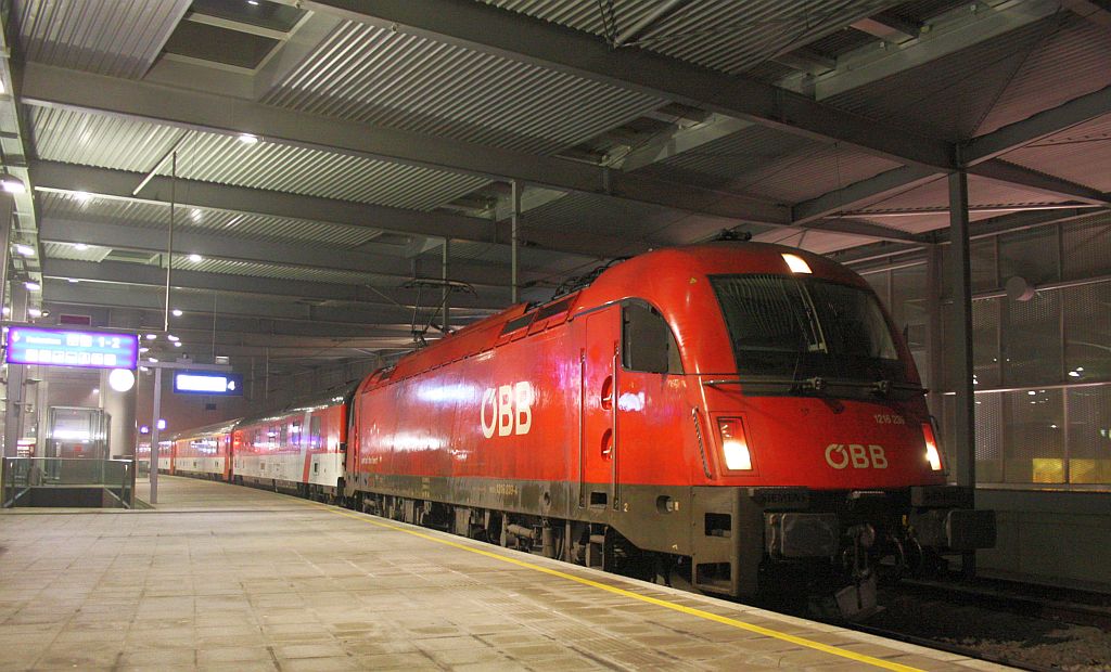 Whrend in frheren Zeiten zahlreiche Fernverkehrszge am damaligen Wiener Nordbahnhof an- und abfuhren, fhrt heute noch ein Fernzug an naher Stelle den heutigen Bahnhof Wien Praterstern an. 1216 239 hat am spteren Abend als EC 177  Johannes Brahms  aus Berlin Gesundbrunnen seinen Endbahnhof erreicht. 17.01.11
