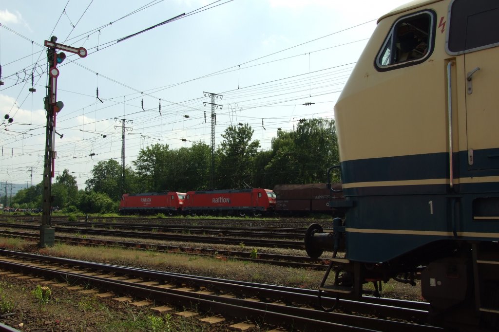 Whrend der groen Lok-Parade wird auch ein kleiner Foto-Stop eingelegt. Mit etwas Glck auch am richtigen Ort. Hier 217-014 vor dem (immer) Halt zeigenden Signal. Im Hintergrund ein Doppelgespann 185er mit einem Kohlezug gen Saarland.
Anlass war das 10-jhrige Bestehen des DB-Museums Koblenz-Ltzel.

Koblenz, der 21. Mai 11