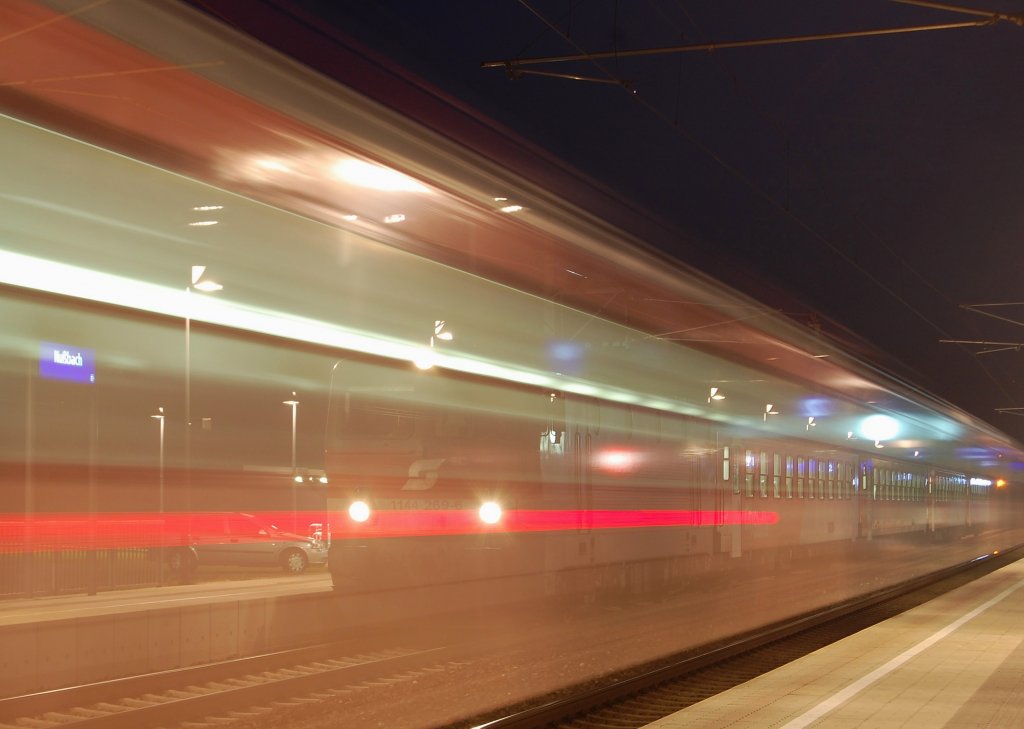 Whrend hinten die 1144 269 auf die Abfahrt wartet,
fhrt vorne der Gegenzug durch.(Nussbach 31.10.2011)
