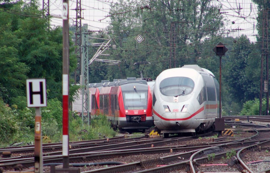 Whrend der ICE 3 Richtung Nrnberg durchfhrt, enden die beiden 648er in Frth. Fotografiert am 24.07.10 vom Bahnsteig aus.