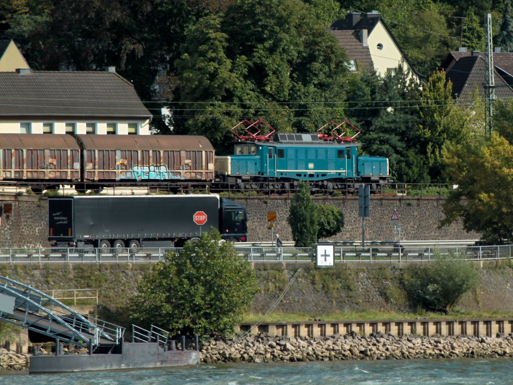 Whrend ich am 15.09.2011 in Remagen-Kripp auf die Fhre ber den Rhein nach Linz warte traue ich fast meinen Augen nicht. Auf der anderen Rheinseite fhrt 194 178-0 mit dem Henkelzug Richtung Sden.