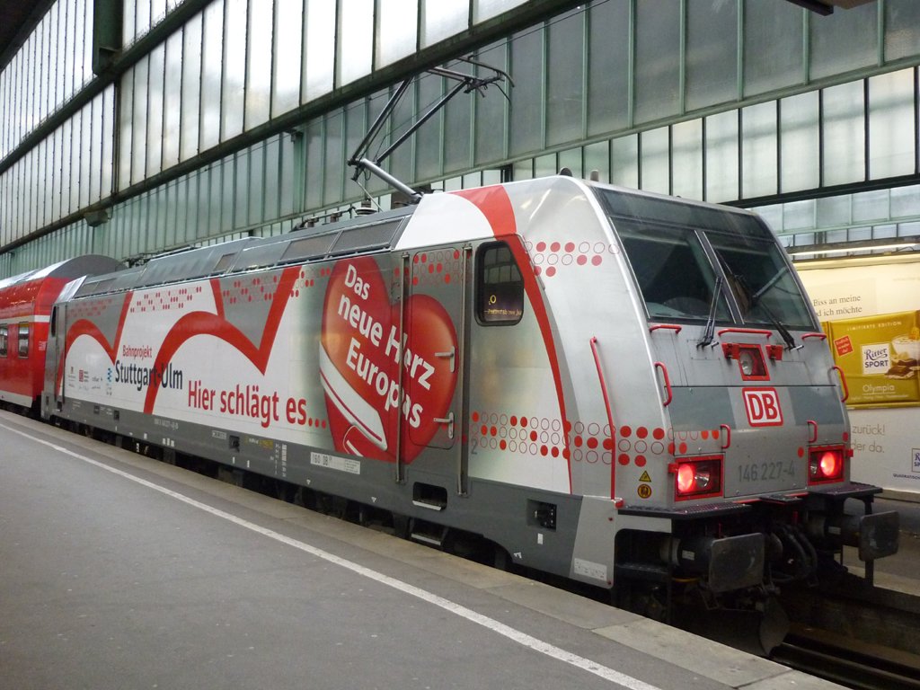 Whrend ich mit 146 204 beschftigt war hat sich berraschender Weise 146 227-4 mit Bahnprojekt Stuttgart-Ulm auf Gleis 6 mit RE 19614 reingeschliechen.