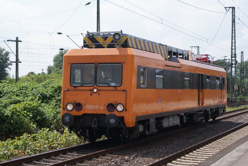 Whrend der Intercity, mit den zwei Werbeloks an uns vorbeifuhr, schlich sich auf der anderen Bahnsteigsseite der 708 331-4 an, der nach Langenfeld wollte, um die Oberleitung wieder gerade zu richten ;-)