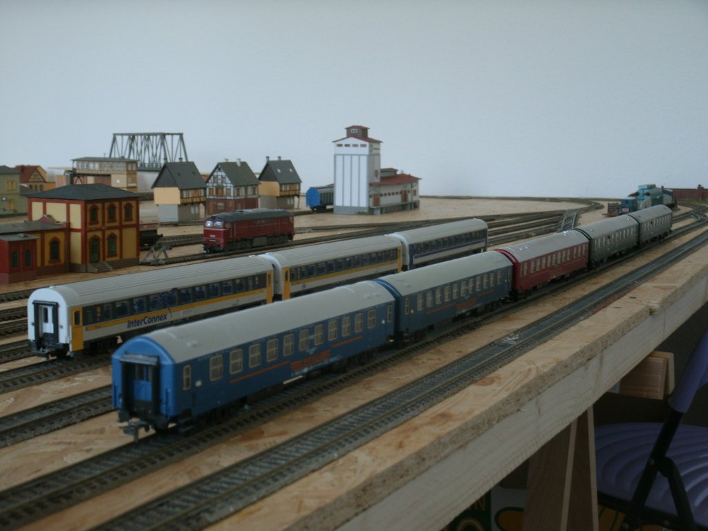 Whrend der InterConnex im Bw steht,steht im Abstellbahnhof ein PKP-Zug auf meiner neuen H0-Anlage.Aufgenommen am 18.Juni 2013.