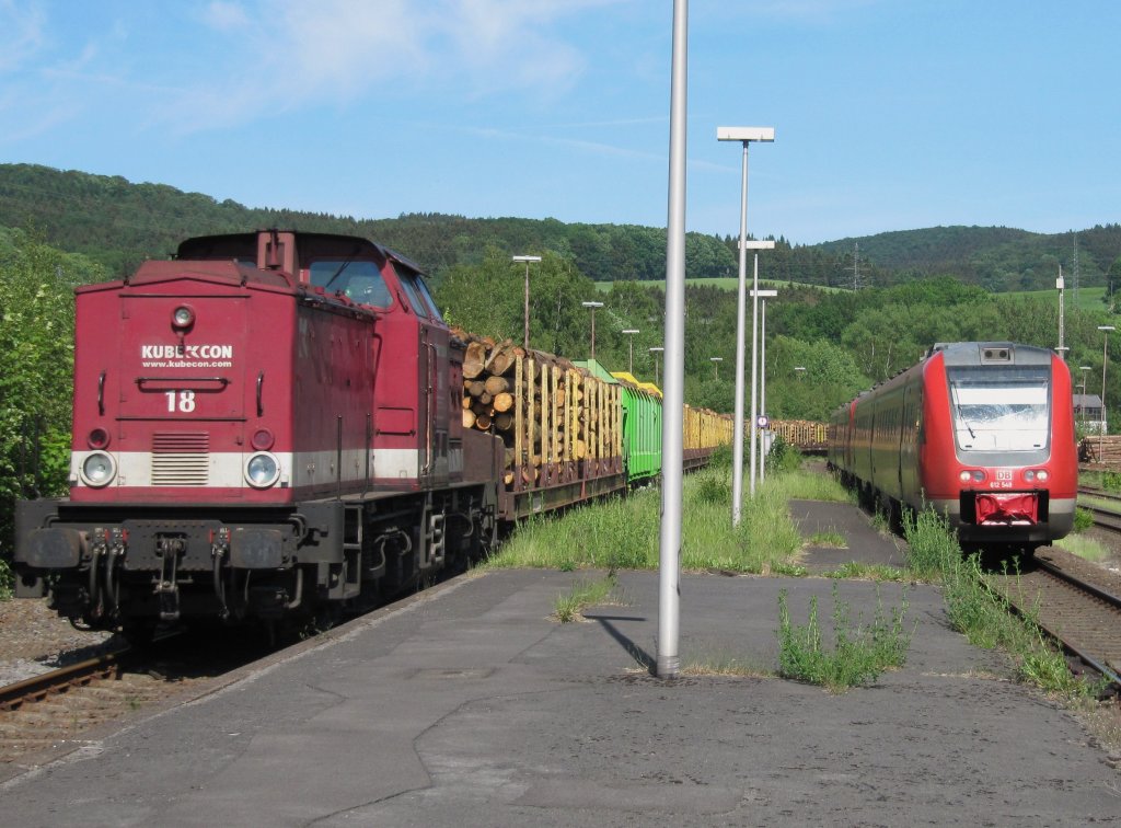 Whrend Kubecon 18 mit einem Holzzug auf Gleis 3 wartet, ist 612 549 mit dem RE auf dem Weg nach Hagen. (Foto: 23.05.2011, Bahnhof Arnsberg)