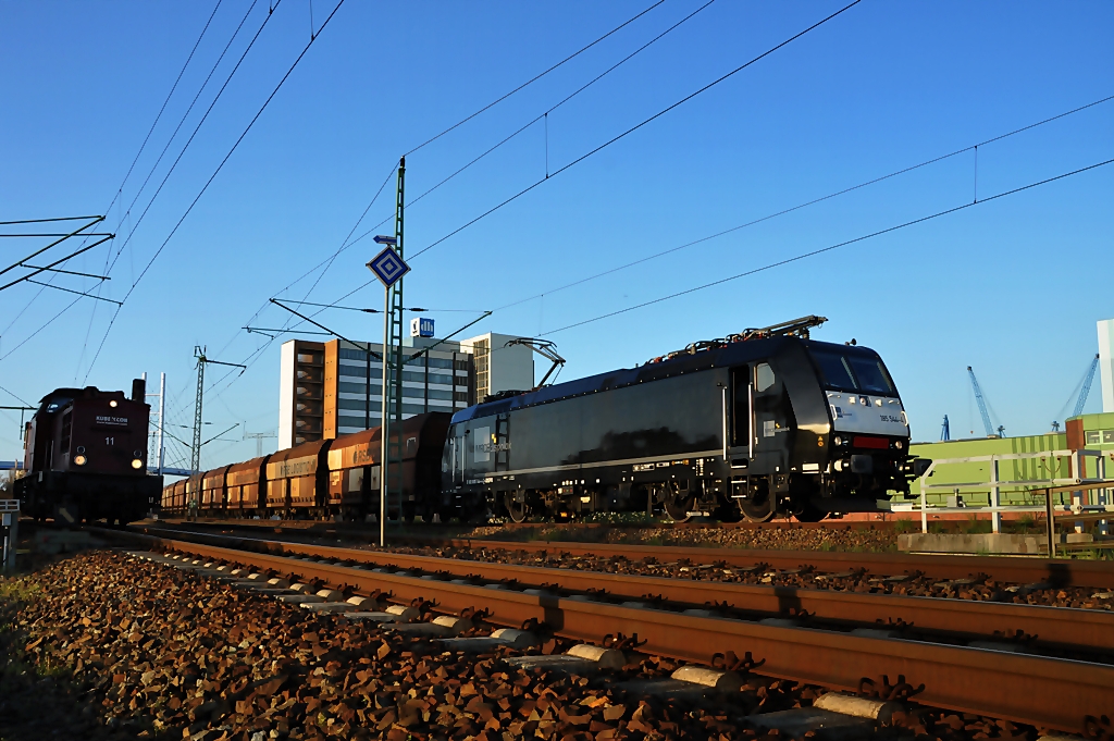 whrend KUBEKCON NR 11 zurck fhrt zum Stralsunder Stadthafen,
bereitet sich 185 544 mit dem EKO Gipspendel im Bf Stralsund-Rgendamm auf seine Fahrt vor am Abend des 04.05.2010