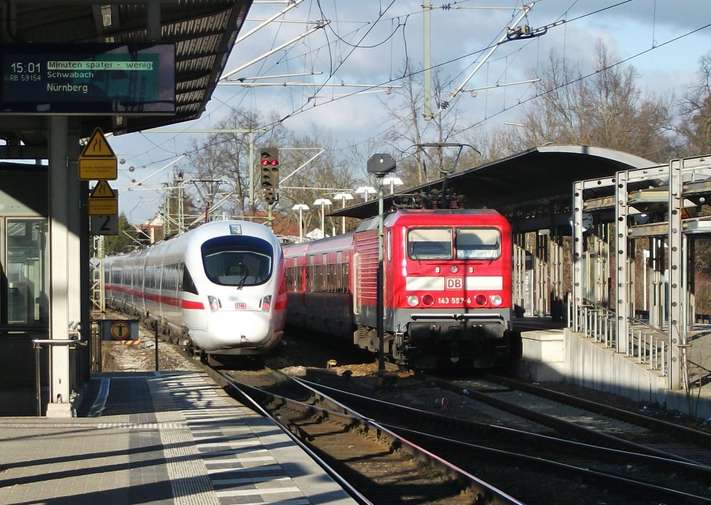 Whrend links die 143 592 mit der S2 nach Nrnberg auf die Abfahrt wartet, durchfhrt ein Umgeleiteter ICE-T den Bahnhof Roth am 15.Januar 2012 Richtung Nrnberg.