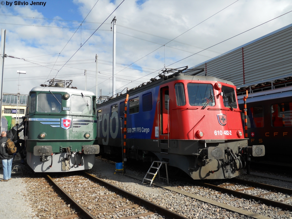 Whrend links die Ae 6/6 11402 ''Uri'' in ihrem ursprnglichen Anstrich bereits in der Obhut von SBB Historic befindet, ist die Ae 610 482-2 ''Delmont'' noch im tglichen Einsatz zu sehen, ausser am 26.9.2010, wo sie in Biel ausgestellt war.