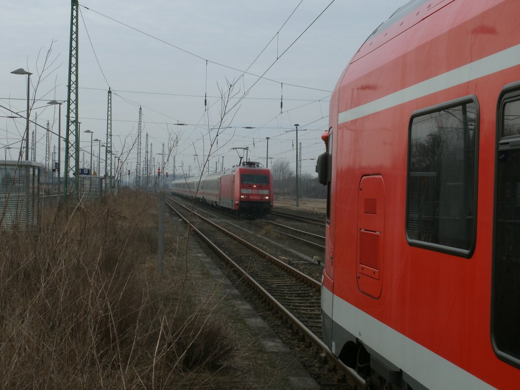 Whrend der Lokfhrer vom 429 026 am 25.Februar 2011 streikte mute 101 022 mit dem IC Hannover-Binz in Bergen/Rgen ber die Gtergleise vorbei.