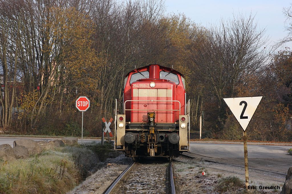 Whrend die Lokmannschaft bei Netto frhstckte, wurde 294 959 von mir in Salzhemmendorf erlegt. (Fotostandpunkt: Bahnbergang) am 14.11.2011.