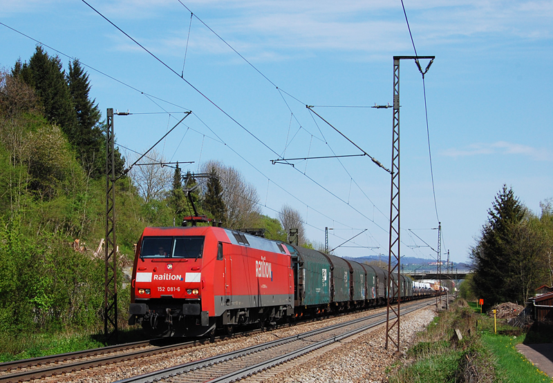 W�hrend der Maintal-Sperrung kommen einige interessante Umleiter-G�terz�ge durchs Filstal. Einer davon war dieser von 152 081-6 bespannte gemischte G�terzug, den ich am 27. April 2012 bei G�ppingen aufnahm.
