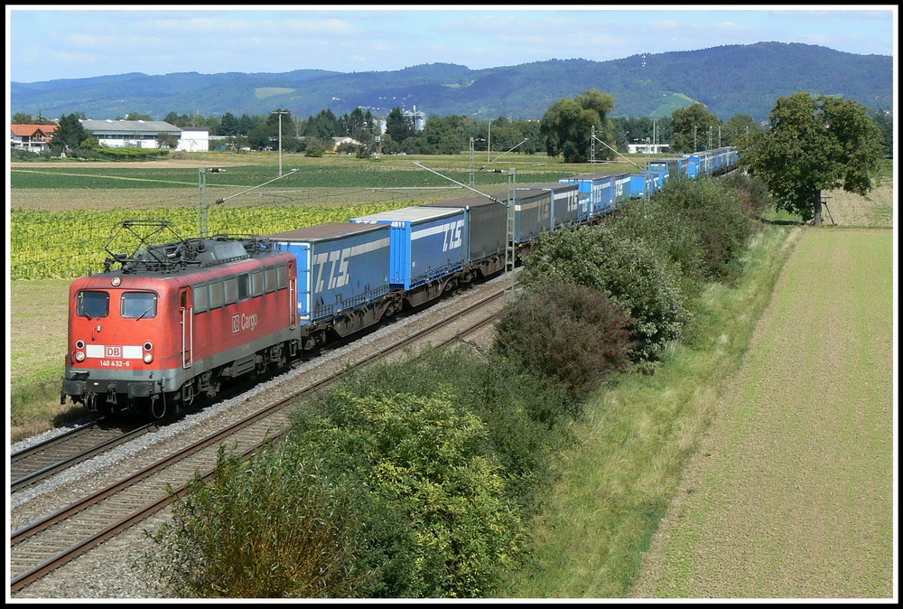 Whrend man heute die Baureihe 140 vor KV-Zgen auf der Oberrheinstrecke berhaupt nicht antrifft, so waren 140er mit jenen Zgen vor 3 Jahren keine Seltenheit. So konnte auch 140 432 am 15.09.2007 gesehen werden, die mit dem TEC 40139 gerade Grosachsen-Heddesheim passiert.