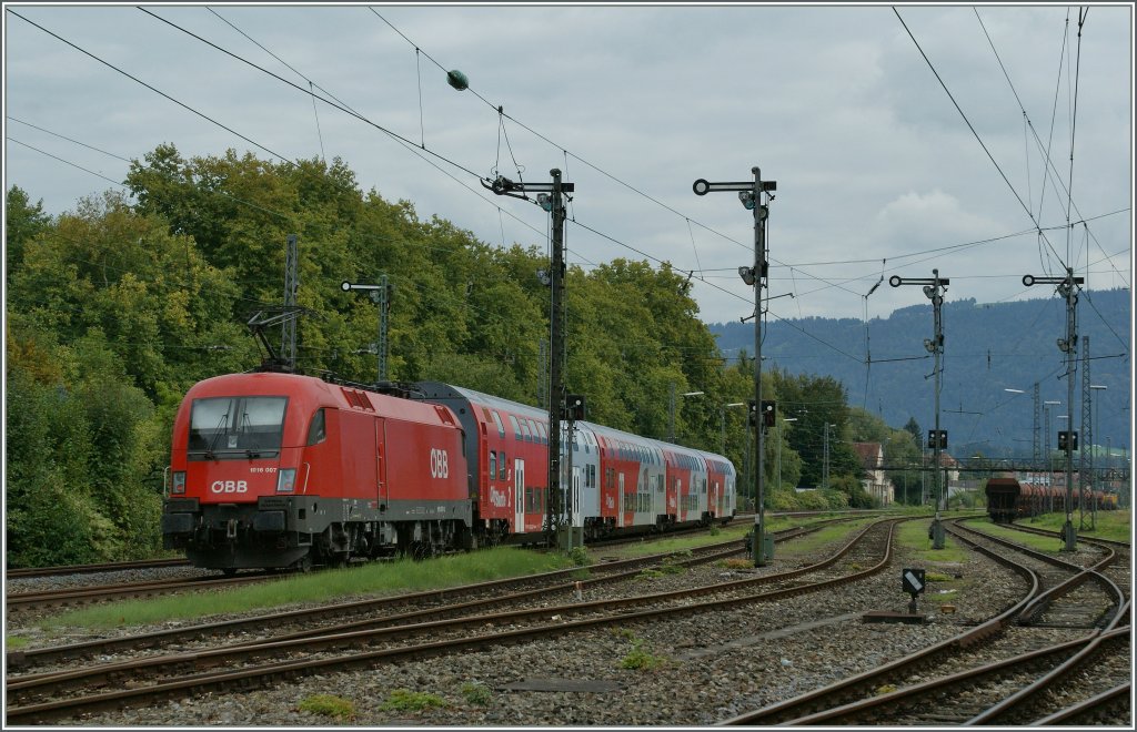 Während man im Osten der Republik leidenschaftlich darüber diskutiert, ob eine 182 nicht zu  schade  für den S-Bahnverkehr sei, zieht bzw. schiebt ganz im Süden der Republik wenn auch nur auf wenigen Kilometern seit Jahren der gleiche Loktyp Doppelstock-S-Bahn Züge von Lindau nach Bludenz. 
Hier schiebt am 20. September 2011 die 1016 007 ihre Doppelstockgarnitur durch Lindau Reutin Richtung Bregenz.