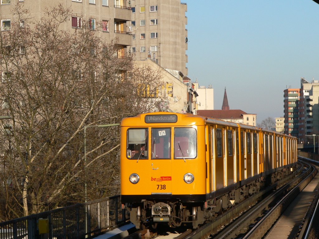 Whrend man sich bei der Berliner S-Bahn schon wieder neue Fahrzeuge wnscht, fahren bei der U-Bahn wahre Oldtimer, denn dieser Zug vom Typo A3L wurde im Jahre 1972 gebaut. U-Bahnhof Prinzenstrae, 16.3.2013
