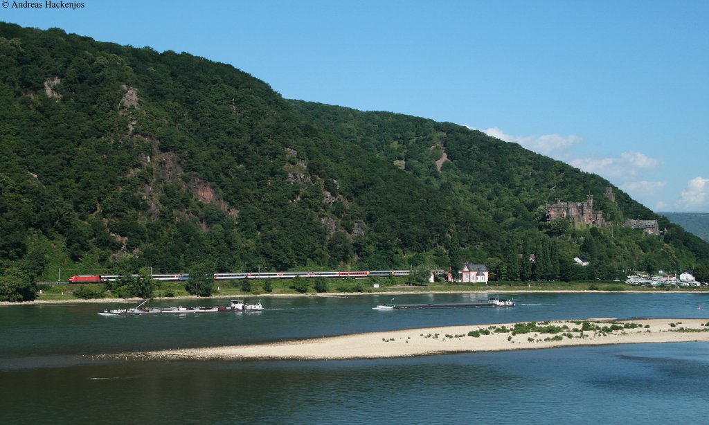 Whrend meines Urlaubs im Rheingau, konnte ich diese Aufnahme vom EC 7 (Dortmund Hbf-Chur) bei Assmanshausen am 18.Juli 2010 machen, der mit einer unbekannten 101 bespannt wurde.