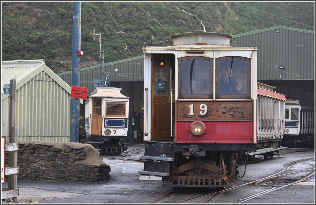 Whrend Motorwagen Nr 7 noch eine Aussenreinigung mit Wasserschlauch und Brste erhlt, verlsst Motorwagen Nr 19 das Depot in Derby Castle fr die nchste Fahrt nach Laxey. (11.08.2011)