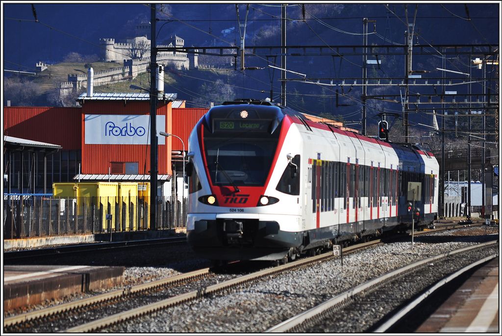Whrend die Nordschweiz in Eis und Schnee erstarrt, ist es im Tessin schon frhlingshaft warm. 524 106 ist als S20 25233 bei Giubiasco unterwegs nach Locarno. (13.02.2013)