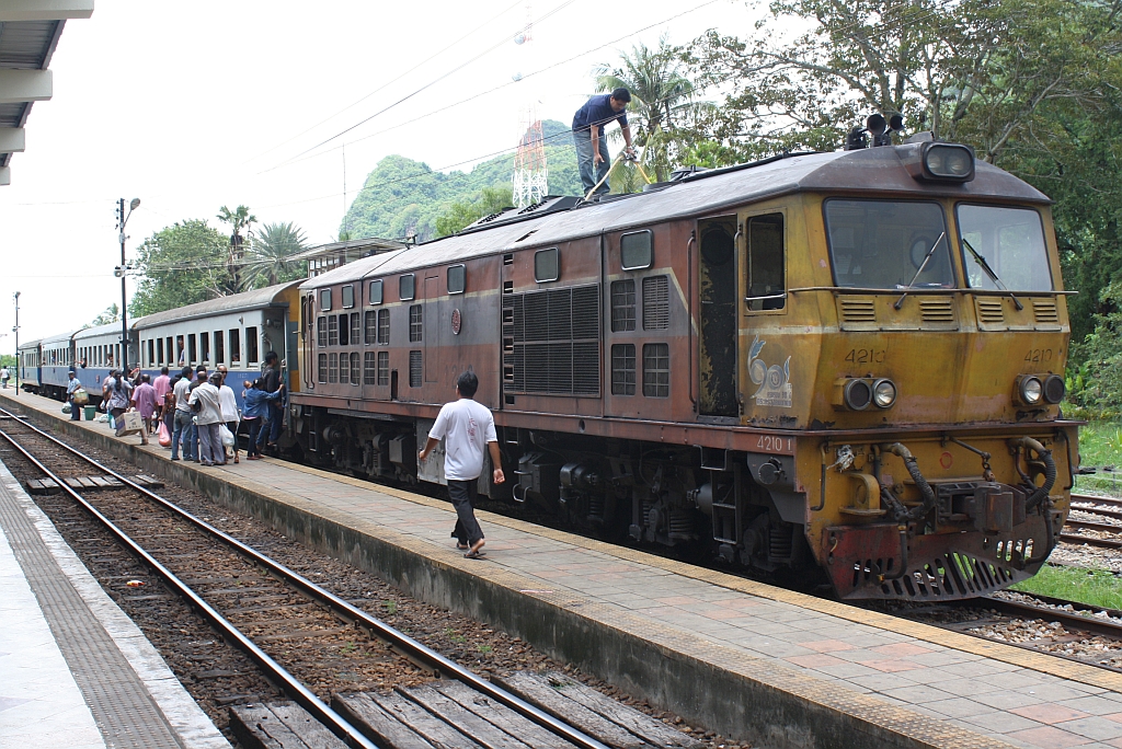 Während der ORD 455 in der Phatthalung Station auf die Kreuzung mit dem ORD 456 wartet wird das Kühlwasser der AHK 4210 (Co'Co', de, Krupp, Bj.1980, Fab.Nr. K-5479) ergänzt. Bild vom 27.Oktober 2010.