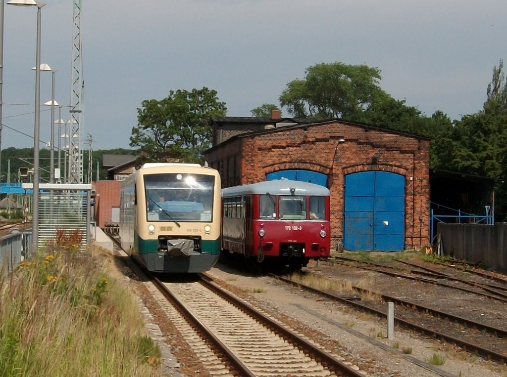Whrend PRESS VT650 032 nach Lauterbach Mole fuhr,blieb der LVT am 22.Juli 2010 in Bergen/Rgen.