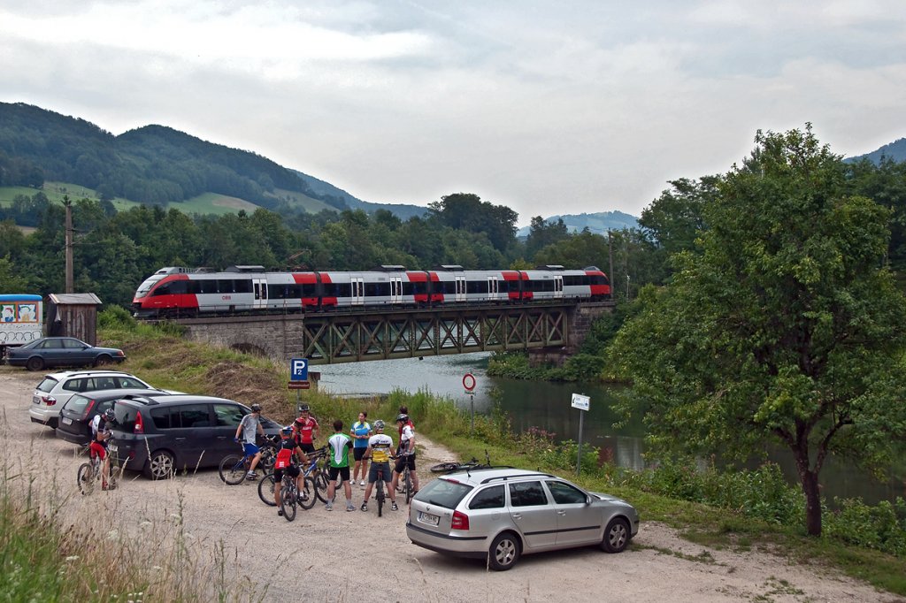 Whrend R 3626 von Kleinreifling nach Linz unterwegs ist, machen sich andere soeben zu einer Radtour im Ennstal bereit. Trattenbach, am 13.07.2011.