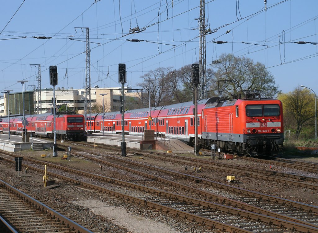 Whrend Rechts 114 039,mit dem RE 18317 Stralsund-Bernau,Ausfahrt am 23.April 2011 hatte,mute 114 017 in Stralsund noch warten.