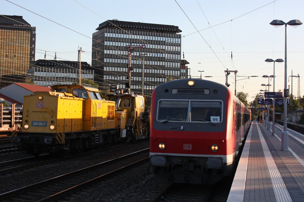 Whrend rechts die S6 nach Essen Hbf einfhrt durchfhrt rechts DB Netz 203 301 mit einem Bauzug Dsseldorf-Rath. 