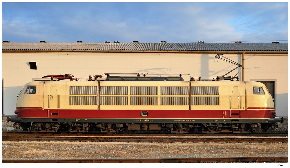 Whrend der Rudolf Steiner Express mit einer 2016 weiter nach Neudrfl gefhrt wurde, war 103 235 am PR Standort Wiener Neustadt hinterstellt; 26.2.2011