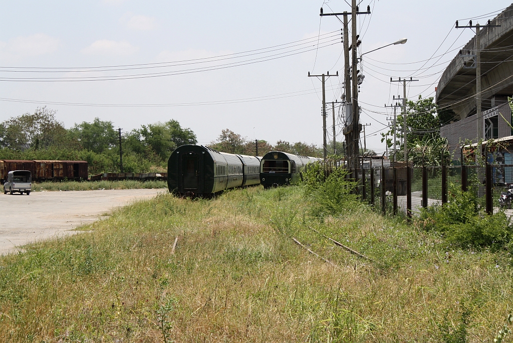 Während der Ruhezeit des Eastern & Oriental Express in Bangkok wird dieser im Gelände des Frachtenbahnhofes Phahon Yothin hinterstellt. Bild vom 13.Mai 2012.