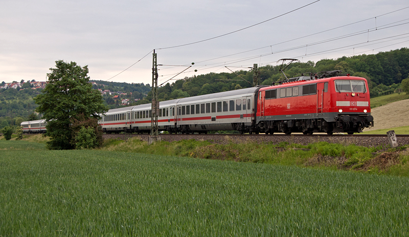 W�hrend sich die BR 111 andernorts (fast) nur noch mit Regionalz�gen  vergn�gen  darf, kam sie an diesem Wochenende beim Bh Stuttgart mal wieder zu IC-Ehren. Die Stuttgarter 111 074 nahm am 27. Mai 2012 den IC 2013 an den Haken und konnte bei Uhingen aufgenommen werden. M�glich wurde diese Bespannung erst dadurch, dass der Zug baubedingt nur bis Ulm verkehrt. Das planm��ige 218-Doppel ist deswegen nicht zwingend erforderlich. (zugrunde liegt ein RAW)