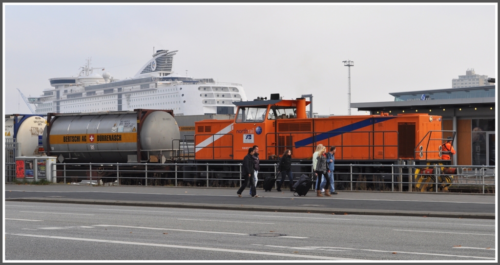 Whrend sich im Hintergrund die Colour Magic zur Fahrt nach Oslo bereit macht, rangiert North Rail 98 80 0272 001-5 einige Wagen aus meiner Heimat. Kiel (25.10.2011)