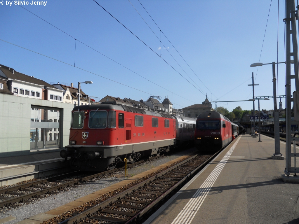 Whrend sich links die Re 4/4'' 11135 auf den Weg nach Singen mit dem IC 182 nach Heidelberg Hbf macht, ist fr die Re 460 074-8 Endstadtion in Schaffhausen, denn die Re 460 sind zwischen Schaffhausen und Singen nicht zugelassen. 21.5.2010