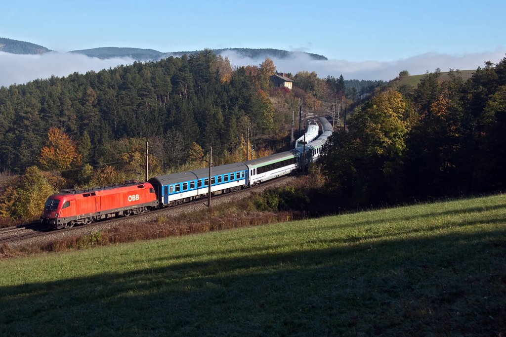 Whrend sich im Tal der Nebel breit gemacht hat, fhrt EC 102  Polonia  (Villach - Warschau) am Berg noch im Sonnenschein. Eichberg, am 22.10.2012.