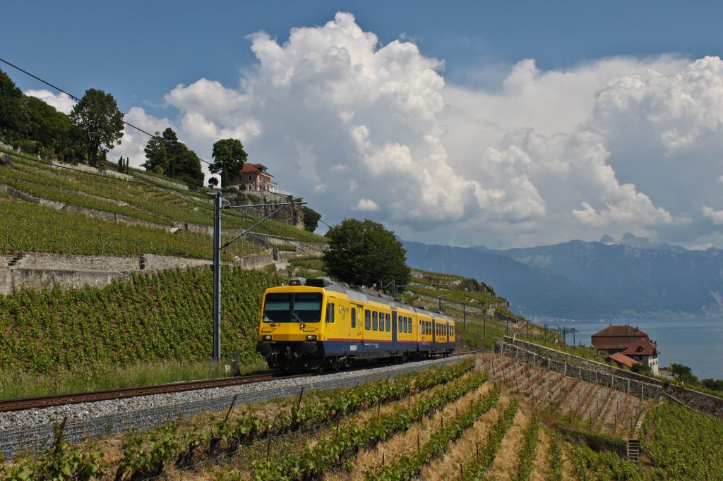 Whrend sich ber den Waadtlnder Alpen die Quellwolken auftrmen fhrt RBDe 560 131 als S31 12078 von Vevey in Richtung Puidoux-Chexbres. (21.Mai 2011)