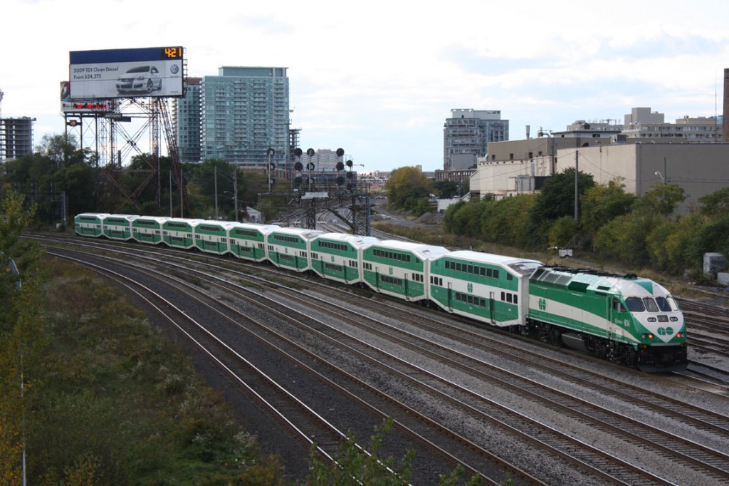 Whrend der Sommer fahren am Wochenende zwei GO Zϋge nach Niagara Falls. Am 10.10.2009 schubte Lok MP40PH-3C 674 den Zug des Nachmittags westlich von Bathurst.