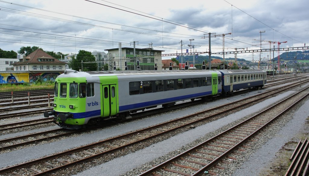 Whrend den Sommerferien streicht die BLS den Einsatz des Moduls auf der Linie Bern-Neuenburg. Das somit  arbeitslose  Modul, bestehend aus dem Bt 50 85 80-35 902-6 (ex. MThB) und dem B EWI 50 63 20-33 702-1, stehet whrend dieser Zeit abgestellt im Wylerfeld bei Bern, 20.07.2012.
